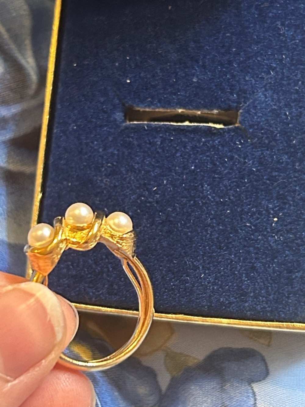 1973 Avon Vintage Gold Pearl Trio Victorian Triple Twist Ring Signed - Picture 2 of 7